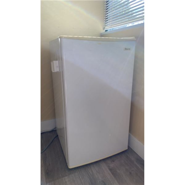 MAGIC CHEF WHITE MINI FRIDGE