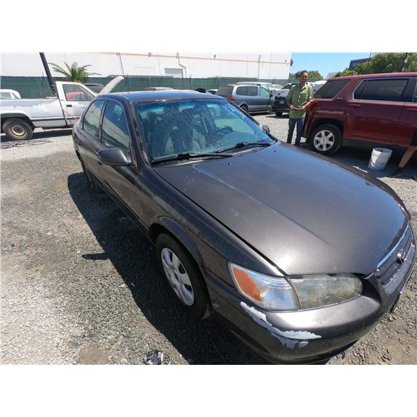 TOYOTA CAMRY 2001 SALV T/DONATION