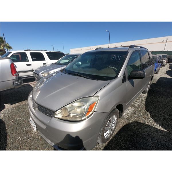 TOYOTA SIENNA 2005 SALV T/DONATION