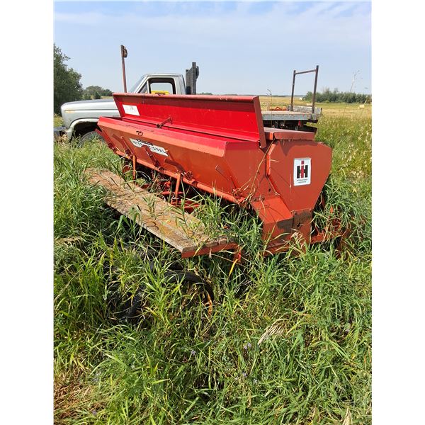 IHC 100 Drill, (2) 6.5ft with Fertilizer Attachment