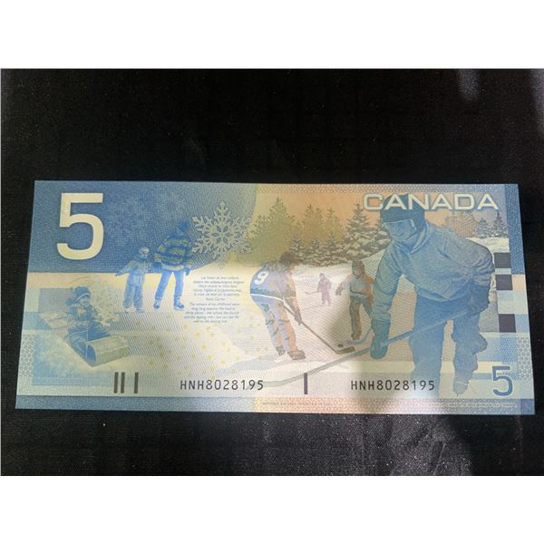Canada $5 Polymer Banknote Hockey Themed 2011 HNH8028195