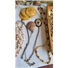 Image 14 : Vintage Shell Decor & Jewelry S1 A