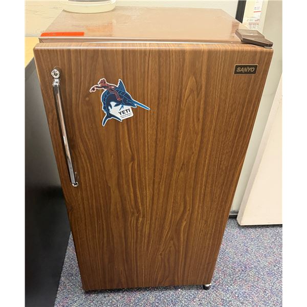 Sanyo Mini Refrigerator 18.5" x 17.5" x 22"H