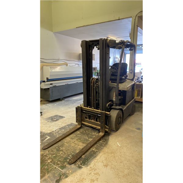 CROWN FC4515-40 ELECTRIC SIT DOWN COUNTERBALANCE FORKLIFT WITH 4,000LB CAPACITY, STANDARD FORKS,