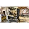 Image 4 : CROWN FC4515-40 ELECTRIC SIT DOWN COUNTERBALANCE FORKLIFT WITH 4,000LB CAPACITY, STANDARD FORKS,