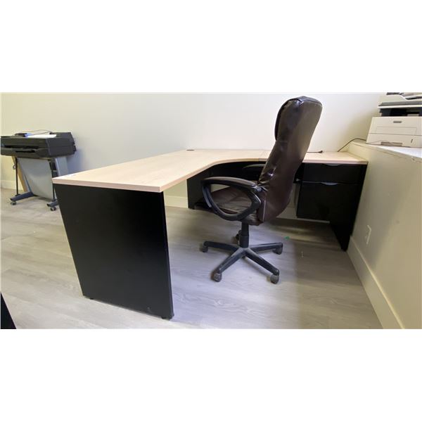 LIGHT WOOD/BLACK CONTEMPORARY 2 DRAWER L-SHAPED OFFICE DESK WITH BLACK MOBILE OFFICE CHAIR