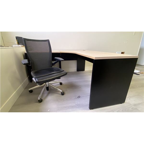 LIGHT WOOD/BLACK CONTEMPORARY 2 DRAWER L-SHAPED OFFICE DESK WITH BLACK MOBILE OFFICE CHAIR