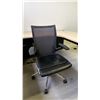 Image 4 : LIGHT WOOD/BLACK CONTEMPORARY 2 DRAWER L-SHAPED OFFICE DESK WITH BLACK MOBILE OFFICE CHAIR