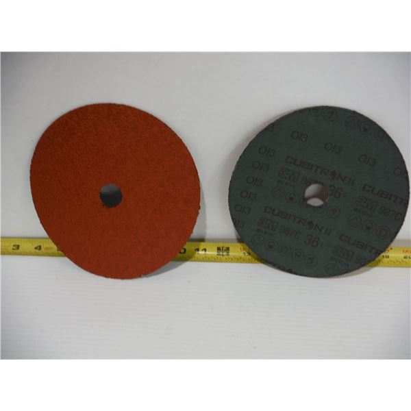 LOT DE 70 DISQUES FIBRE CUBITRON™ II - 987C GRAIN CÉRAMIQUE, 80+ 7"X7/8" ALÉSAGE