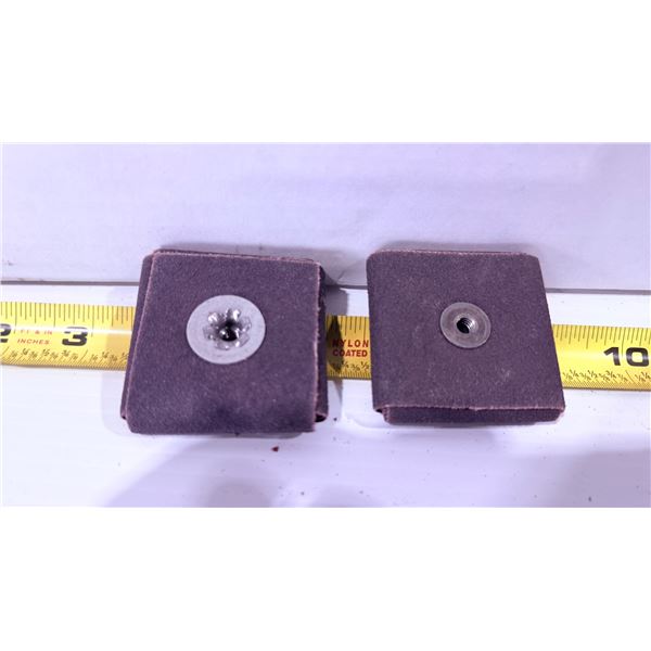 TAMPON ABRASIF CARRÉ MERIT #08834184397 2"X2"X1/2" GRAIN 80 ŒILLET 1/4"