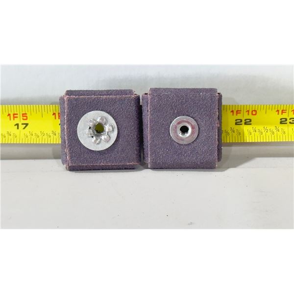 TAMPON ABRASIF CARRÉ MERIT #08834184463 1-1/2"X1-1/2"X1/2" GRAIN 80 ŒILLET 1/4"