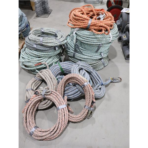 LOT DE 15 *USAGÉ* CORDES AVEC CROCHETS (LONGUEURS NON SPÉCIFIÉES)