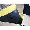 Image 1 : TAPIS ÉPONGE WEARWELL TUF SPONGE NO. 452 DIAMANT 3'X28'X1/2" ÉPONGE PVC NOIR/JAUNE