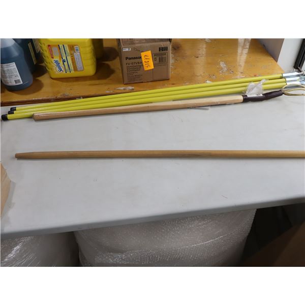 LOT DE 11 MANCHES DE RÂTEAU/BALAI