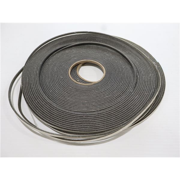 LOT DE 42 ROULEAUX DE MOUSSE COUPE-FROID 1 COTE ADHÉSIVE 3/4"