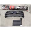 Image 1 : LOT DE 3 PIÈCES ET ACCESSOIRES DE CARROSSERIE FORD *NEUF*