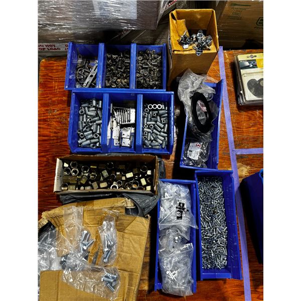 LOT D'ATTACHES ASSORTIES: BAGUE FITTING, SUPPORT DE TABLETTE, BTE DE 1000 ECROUS