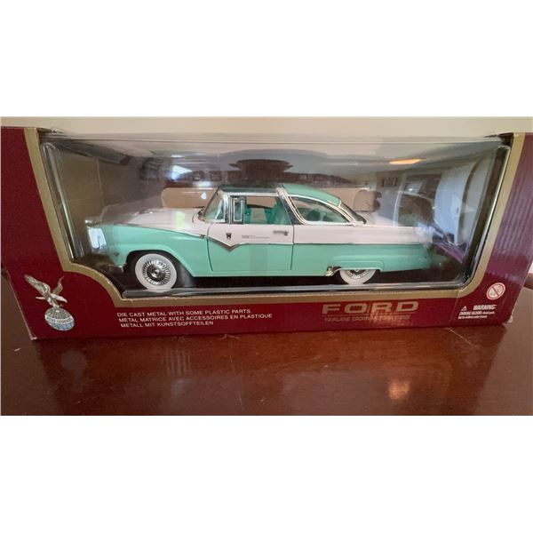 1:18 Die-Cast 1955 Ford Fairlane Crown Victoria Model Car