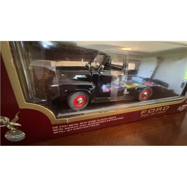 Road Legends 1:18 Die-Cast 1953 Ford Pick Up Truck Model