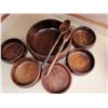 Image 3 : Lot: Wooden Salad Set, Glass Bottles, Ceramic & Metalware