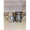 Image 8 : Lot: Wooden Salad Set, Glass Bottles, Ceramic & Metalware