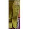 Image 5 : Green Velvet Recliner Armchair with Tufted Back, Knit Throw, and Floral Area Rug