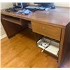 Image 6 : Compaq Desktop Computer with Monitor, Keyboard, Mouse, and Wooden Desk