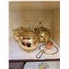 Image 10 : 3 Brass Cauldron-Style Pots with Lids and Accessories