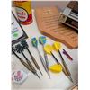 Image 6 : Lot: Darts, Cribbage Board, Spalding Glove, GE Clock Radio