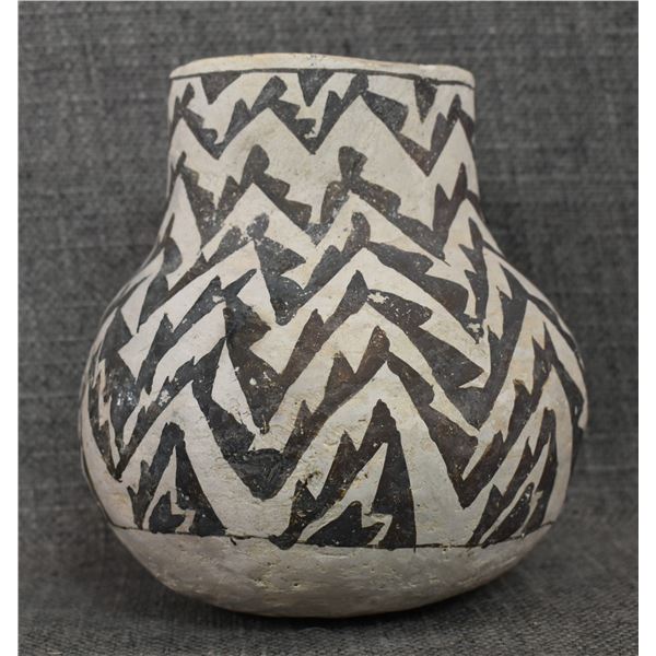ANASAZI POTTERY VASE