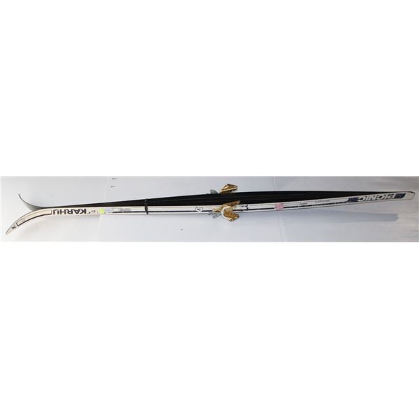 PAIR OF SKIS