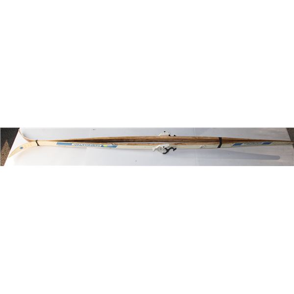 PAIR OF SKIS