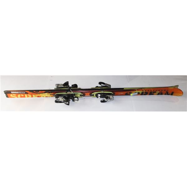 PAIR OF SKIS