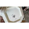 Image 4 : Decorative and Serving Ware Lot