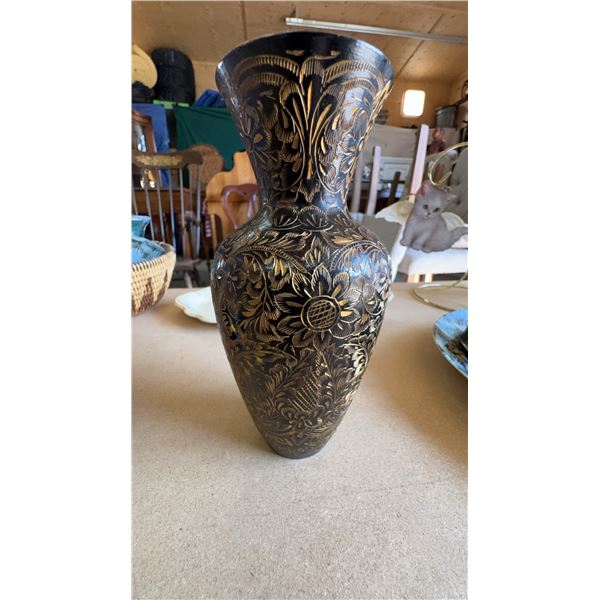  Engraved Vase Marked India 3.5kg