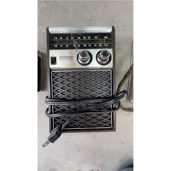 Soundesign Battery/Electric Portable AM/FM Radio and Vintage Toaster