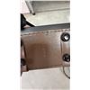 Image 4 : Soundesign Battery/Electric Portable AM/FM Radio and Vintage Toaster