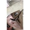 Image 6 : Soundesign Battery/Electric Portable AM/FM Radio and Vintage Toaster