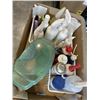 Image 1 : TRAY OF CLEANING SUPPLIES
