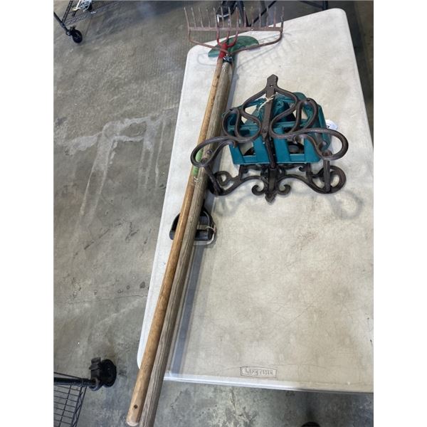 BUNLDE OF GARDEN TOOLS AND HOSE HOOKS