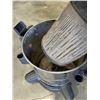 Image 5 : DEWALT STAINLESS 10 GALLON WET DRY SHOP-VAC WORKING WITH HOSE