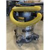 Image 3 : DEWALT STAINLESS 10 GALLON WET DRY SHOP-VAC WORKING WITH HOSE