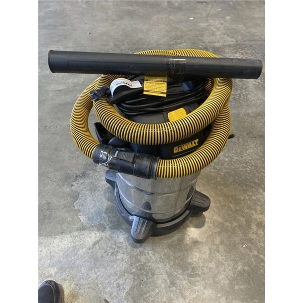 DEWALT STAINLESS 8 GALLON WET DRY SHOP-VAC WORKING WITH HOSE
