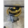 Image 1 : DEWALT STAINLESS 8 GALLON WET DRY SHOP-VAC WORKING WITH HOSE
