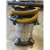 Image 2 : DEWALT STAINLESS 8 GALLON WET DRY SHOP-VAC WORKING WITH HOSE