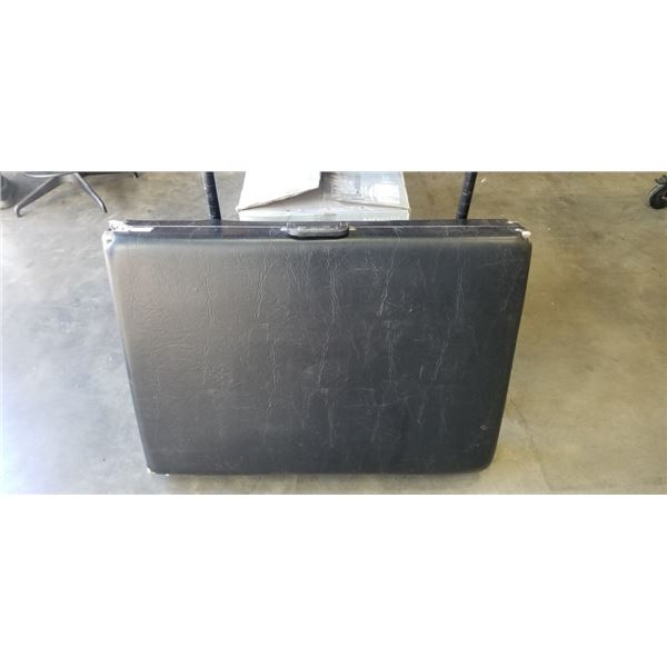 FOLDING MASSAGE TABLE