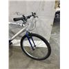 Image 2 : WHITE AND BLUE CANNONDALE BIKE