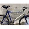 Image 4 : WHITE AND BLUE CANNONDALE BIKE