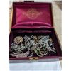 Image 2 : VINTAGE FARRINGTON LEATHER JEWELRY CASE W/ LOTS OF JEWELRY CONTENTS