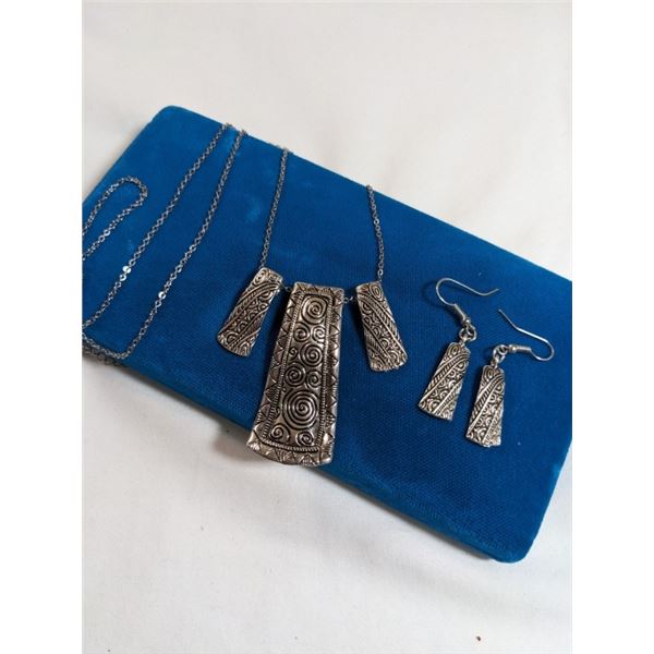 VINTAGE SILVER TONE PENDANT W/ CHAIN NECKLACE AND MATCHING EARRING SET